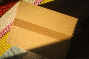 El arte del Unboxing: Por qué el paquete físico es tu única red social tangible